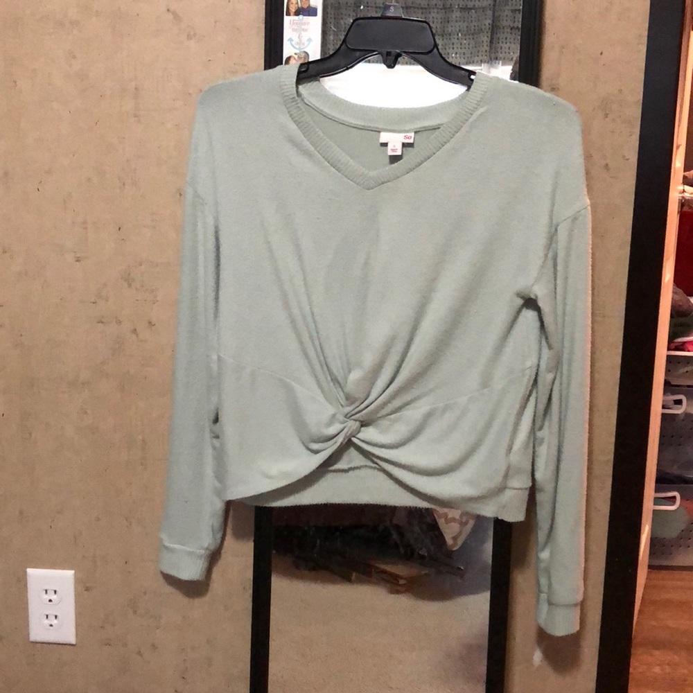 Kohl’s knotted top, light blue